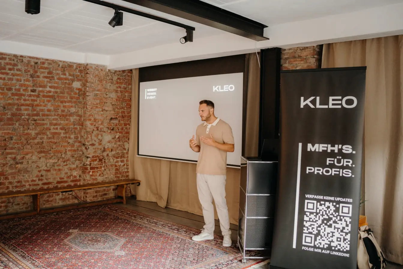 Keynote vor dem KLEO-Banner